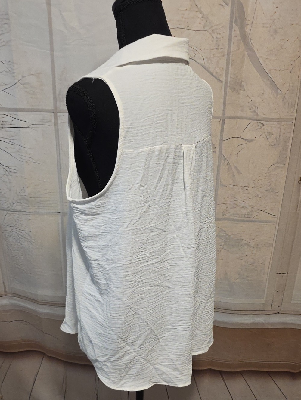 Kohl's White Sleeveless Button-Down Collared Top - Picture 3 of 5